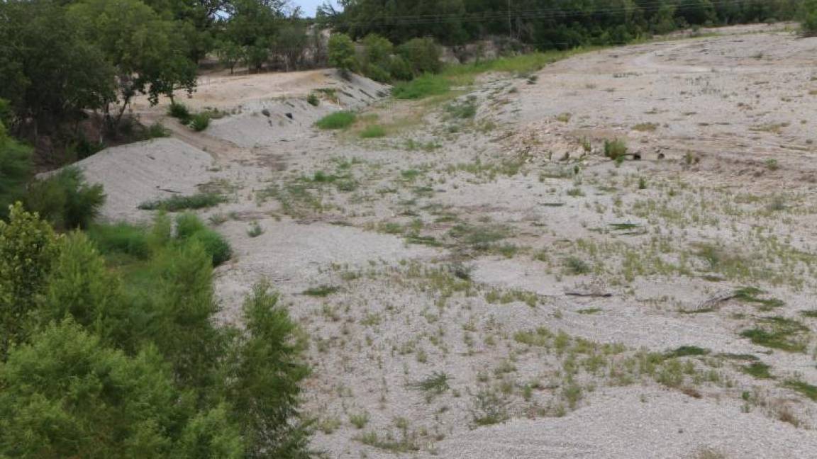 $!La extracción de material pétreo y la falta de lluvia han ocasionado que el rio San Rodrigo, ubicado a 22 kilómetros al norte de Piedras Negras, se encuentre seco.
