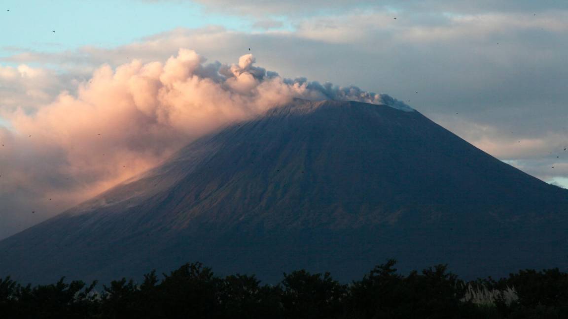 $!El volcán San Cristóbal, ubicado en Chinandega, a 135 kilómetros al noroeste de Managua (Nicaragua). EFE/Mario López