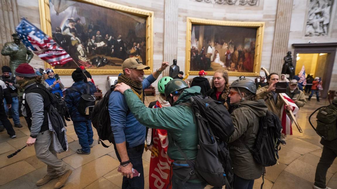 $!Partidarios del presidente Trump en la Rotonda del Capitolio después de violar la seguridad del Capitolio en Washington. EFE/EPA/Jim Lo Scalzo