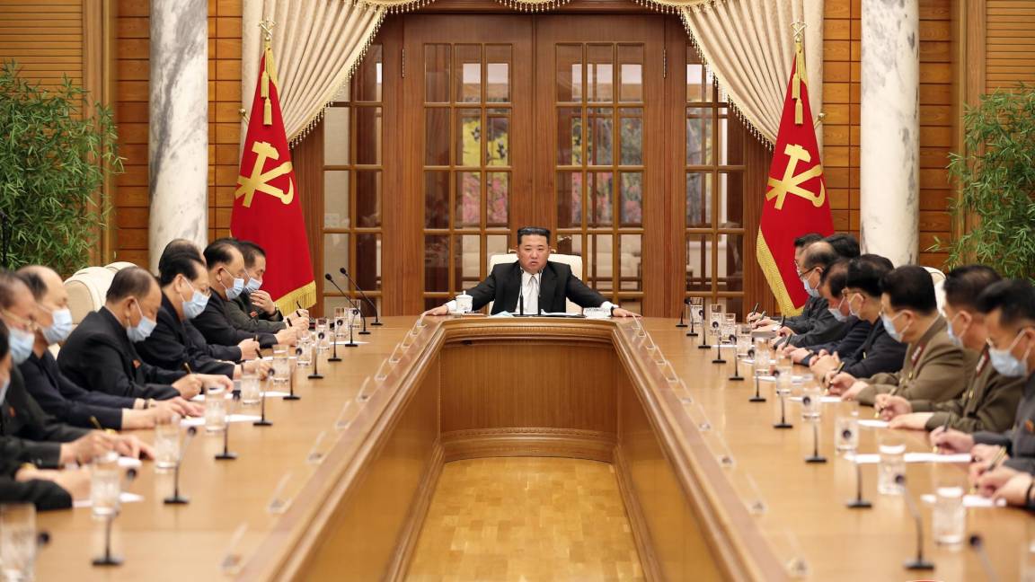 $!El líderde Corea Del Norte Kim Jong-un (c) en un reunión para organizar la respuesta del gobierno a un brote de COVID-19 en Pyongyang.