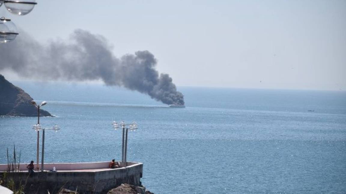 $!Se incendia yate en el puerto de Mazatlán