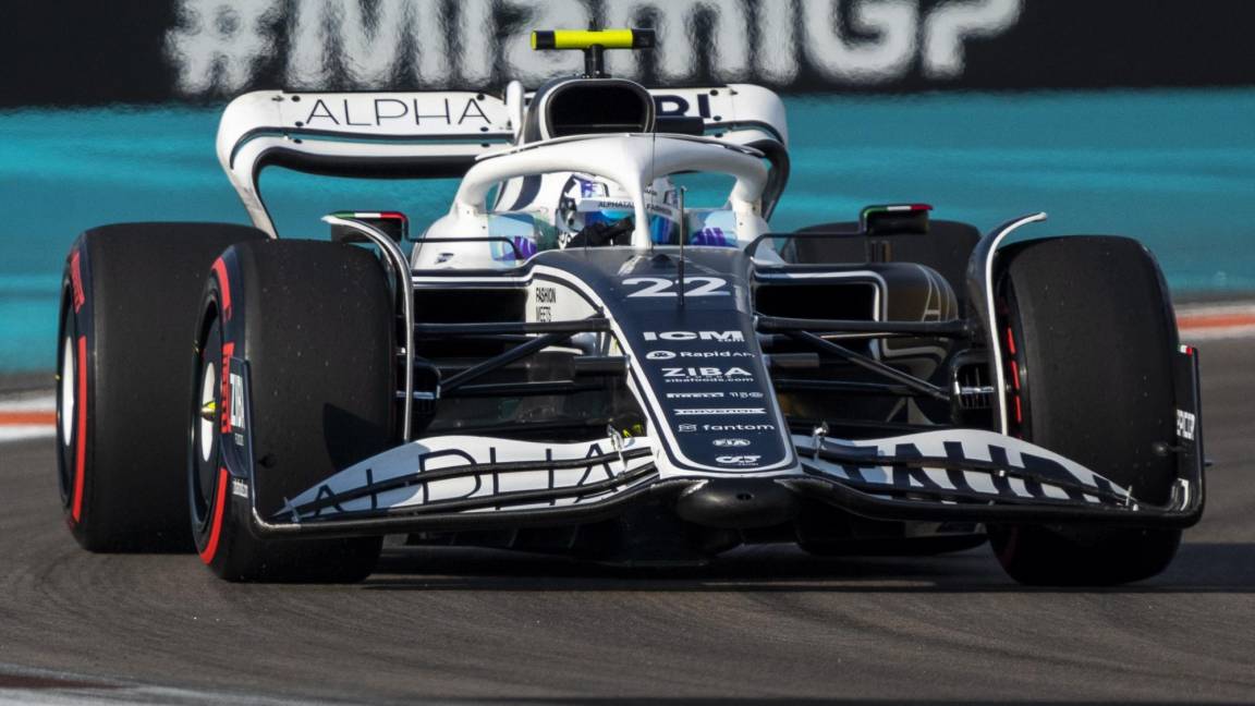 $!El piloto japonés Yuki Tsunoda de la Scuderia AlphaTauri en acción durante los entrenamientos libres 2 del Gran Premio de Fórmula 1 de Miami.
