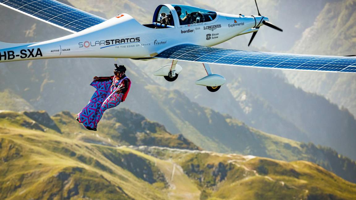$!La snowboarder, saltadora base y piloto de traje aéreo suiza Geraldine Fasnacht salta de SolarStratos, un prototipo de avión alimentado por energía solar.