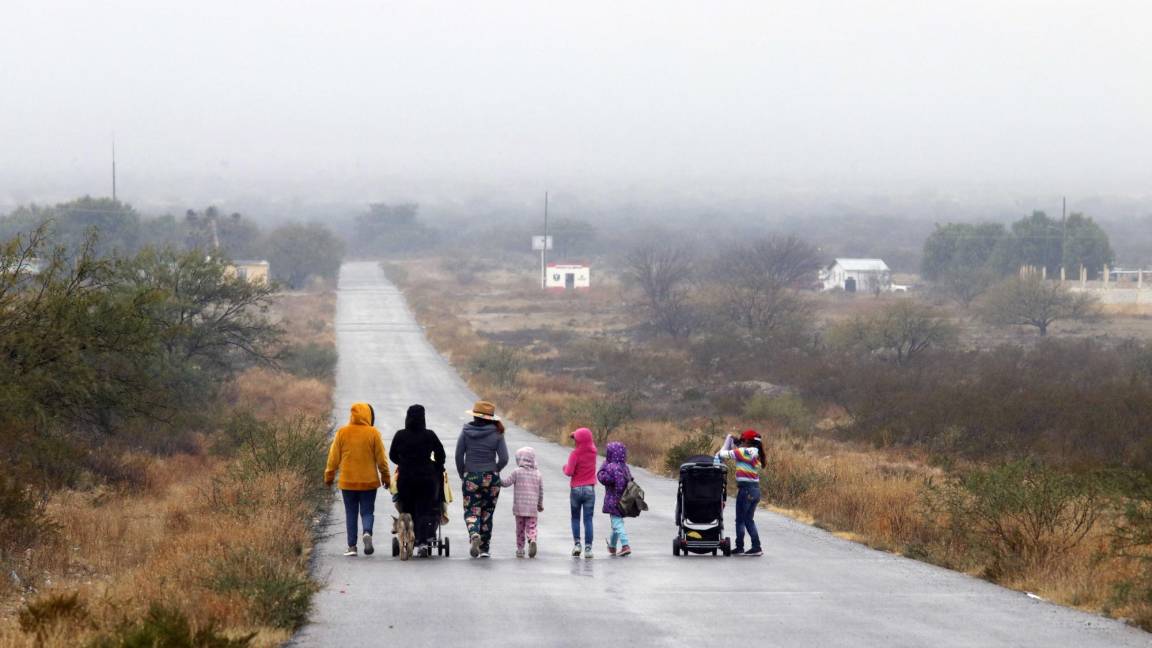 $!Familias enteras de varios ejidos piden su Navidad a la orilla de la carretera.
