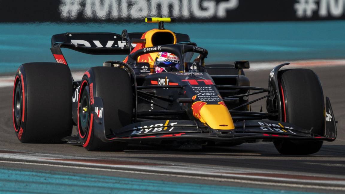 $!El piloto mexicano Sergio Pérez de Red Bull Racing en acción durante los entrenamientos libres 2 del Gran Premio de Fórmula 1 de Miami en el Miami.