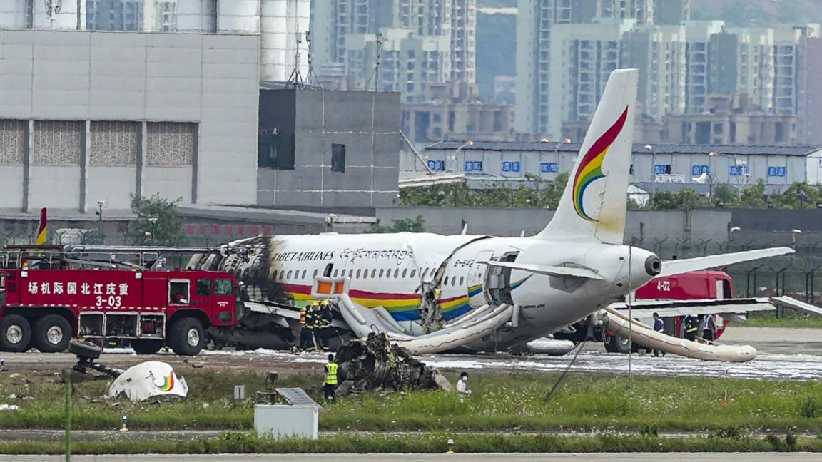 $!Un avión de pasajeros que se salió de la pista durante el despegue y se incendió después en el Aeropuerto Internacional de Chongqing Jiangbei en Chongqing.