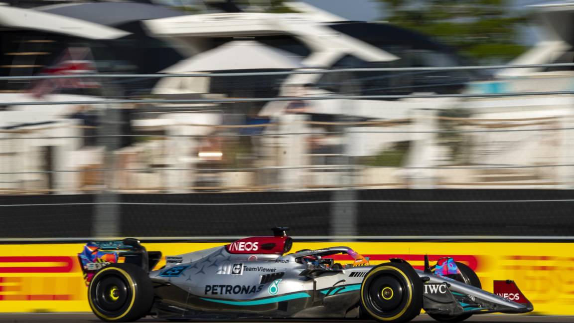 $!El piloto británico George Russell de Mercedes-AMG Petronas en acción durante los entrenamientos libres 2 del Gran Premio de Fórmula Uno de Miami.