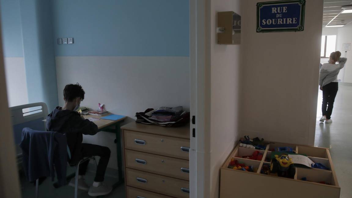 $!En esta foto de archivo del miércoles 3 de marzo de 2021, Pablo, de 11 años, se sienta en el escritorio de su habitación de hospital donde está siendo tratado por trastornos alimentarios graves en la unidad pediátrica del hospital Robert Debre, en París, Francia. En un informe publicado la UNICEF hace sonar las alarmas sobre los golpes a la salud mental causados por la pandemia del COVID-19, que han golpeado con especial dureza a los niños pobres y vulnerables. AP/Christophe Ena
