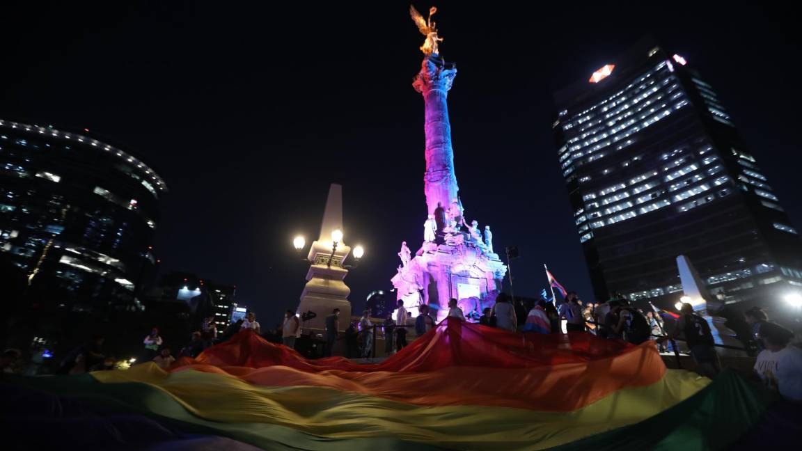 $!Activistas asisten al monumento del Ángel de la Independencia que se iluminó con los colores de la bandera LGBTIQ, hoy en la Ciudad de México (México).