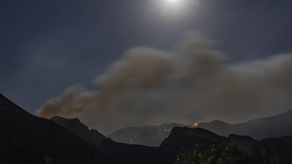 $!Saltillo, Coahuila 14 de mayo del 2022 Incendio en lo alto del Cañón de San Lorenzo, visto desde la colonia Parajes de Santa Elena.
