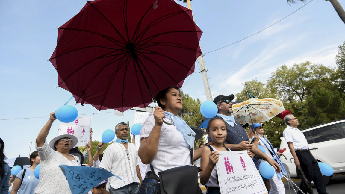 $!Marchan en Saltillo a favor de la vida y la familia tradicional; en 17 estados, en pro del aborto