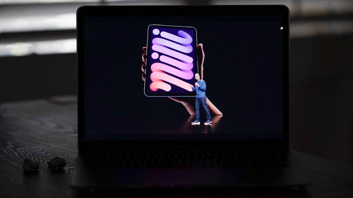 $!Visto en la pantalla de un dispositivo en La Habra, California, el CEO de Apple, Tim Cook, presenta el nuevo iPad mini durante un evento virtual realizado para anunciar nuevos productos Apple. AP/ Jae C. Hong