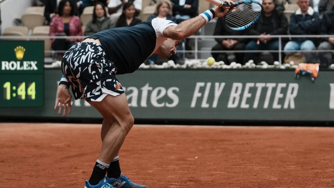 $!El australiano Jordan Thompson lanza su raqueta después de fallar un tiro contra el español Rafael Nadal durante su partido de primera en Roland Garros.