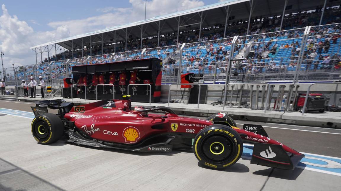 $!El piloto de Ferrari Carlos Sainz de España sale de boxes durante la primera sesión de práctica para el Gran Premio de Fórmula Uno de Miami.