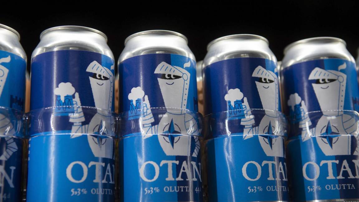 $!Latas de cerveza inspirada en el logotipo de la OTAN de Olaf Brewing Company se exhiben en Savonlinna, Finlandia.