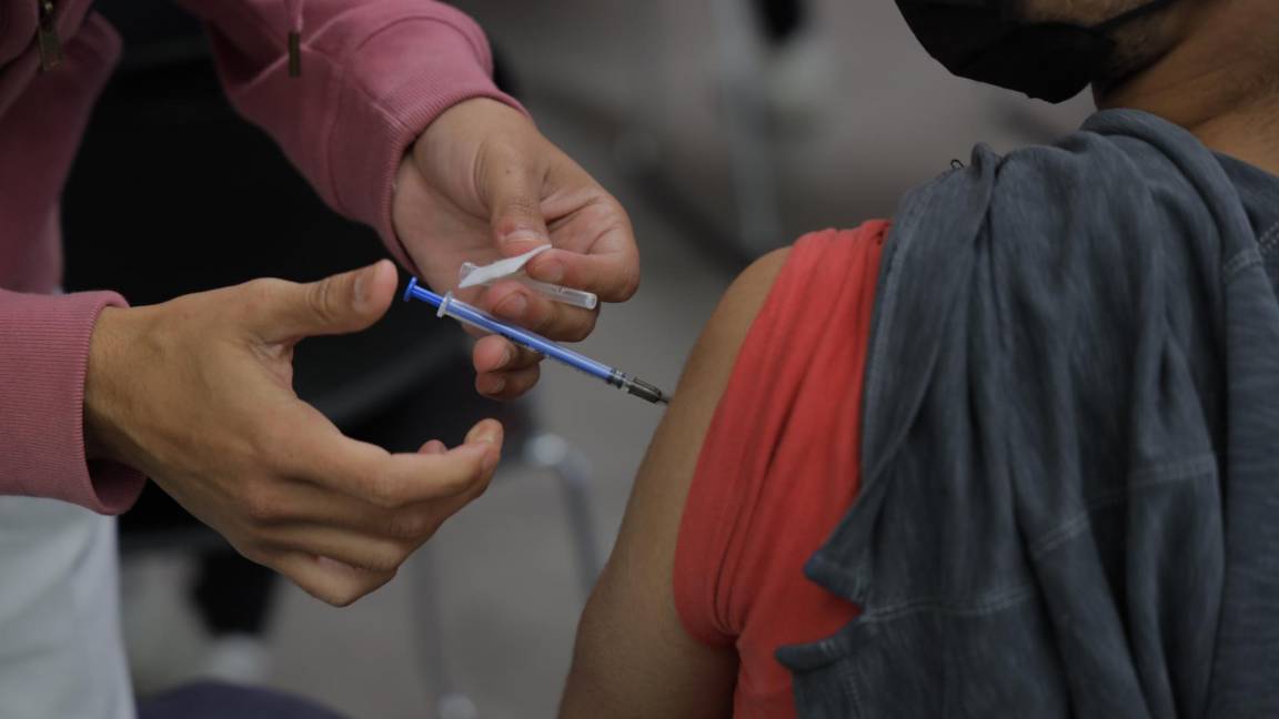 $!Último día de vacunación a menores entre 15 a 17 años en el módulo de la UAdeC de Arteaga, donde se vio una alta afluencia ante el aviso de que no habría prórroga por ahora.