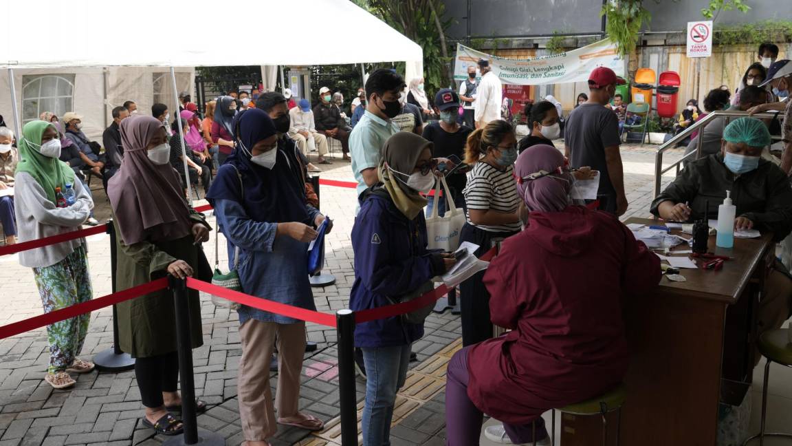 $!Personas se registran para recibir una inyección de refuerzo de la vacuna Pfizer COVID-19 en un centro de salud comunitario en Yakarta. AP/Achmad Ibrahim