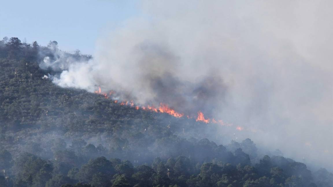 $!Ejido El Tunal, Arteaga (Coahuila) 16 de mayo de 2022. Las condiciones atmosféricas dificultan el combate a los incendios en la región sureste.