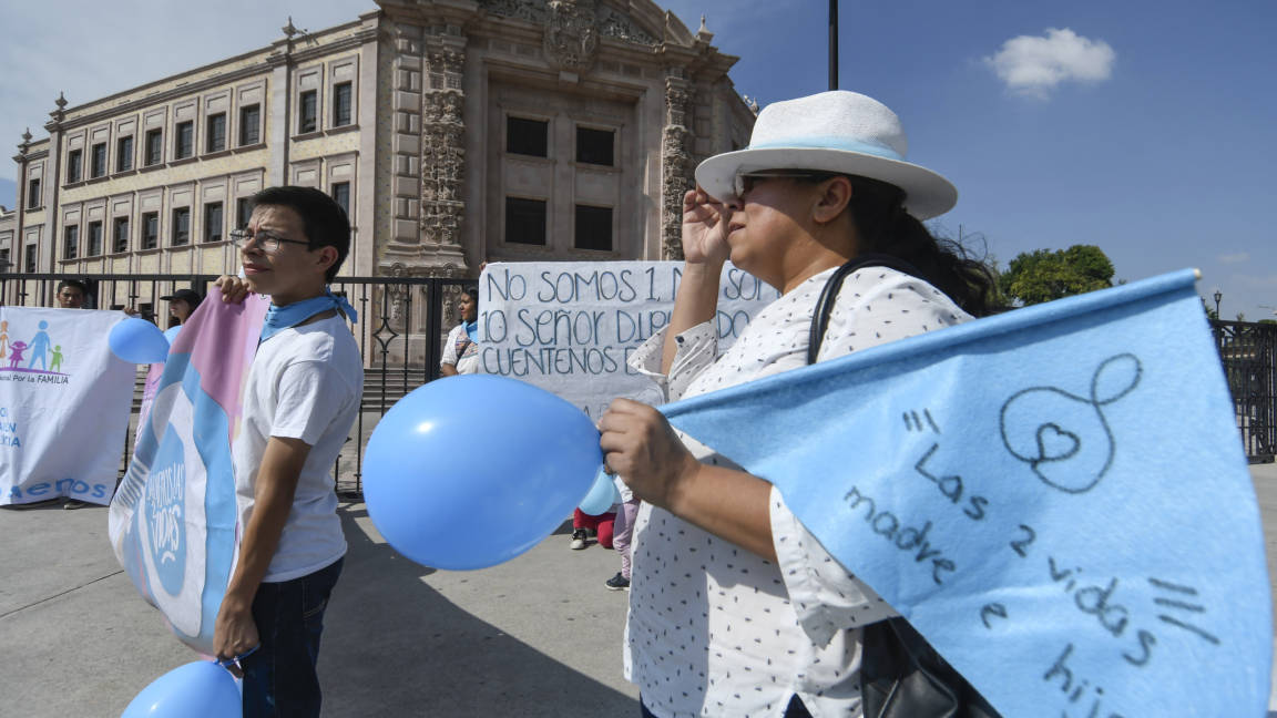$!Marchan en Saltillo a favor de la vida y la familia tradicional; en 17 estados, en pro del aborto