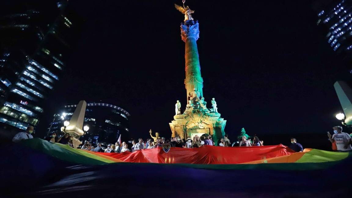 $!El Gobierno de la Ciudad de México iluminó el Ángel de la Independencia con los colores de la bandera de la comunidad LGBTTTI.