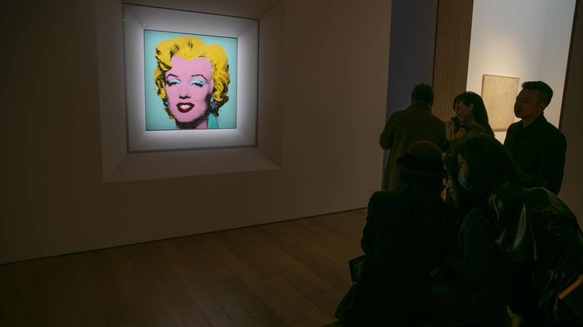 $!La pintura de 1964 Shot Sage Blue Marilyn de Andy Warhol es visible en la sala de exposición de Christie’s en la ciudad de Nueva York.