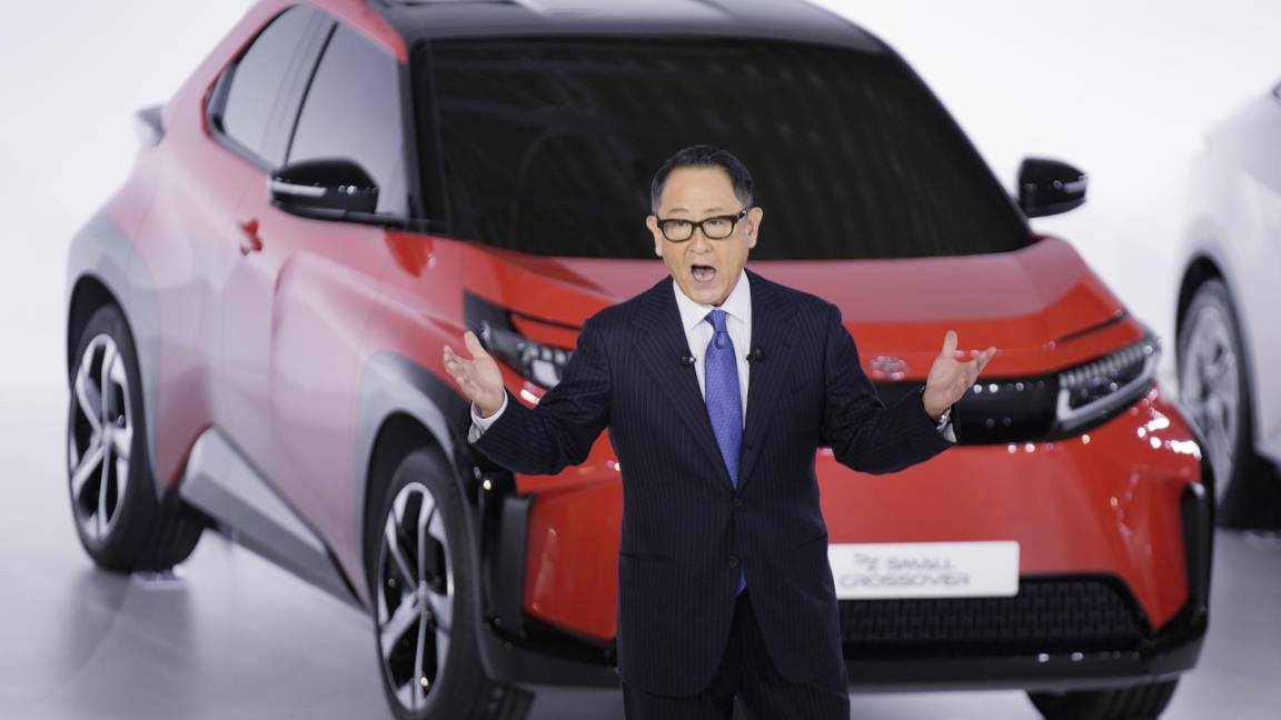 $!El presidente de Toyota Motor Corp., Akio Toyoda, habla durante una conferencia de prensa sobre la estrategia de EV de batería. AP/Eugene Hoshiko