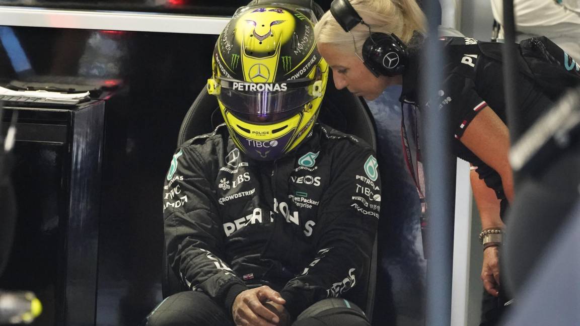 $!El piloto de Mercedes, Lewis Hamilton habla con su asistente personal mientras espera el inicio de la segunda sesión de práctica del Gran Premio de F1 de Miami.