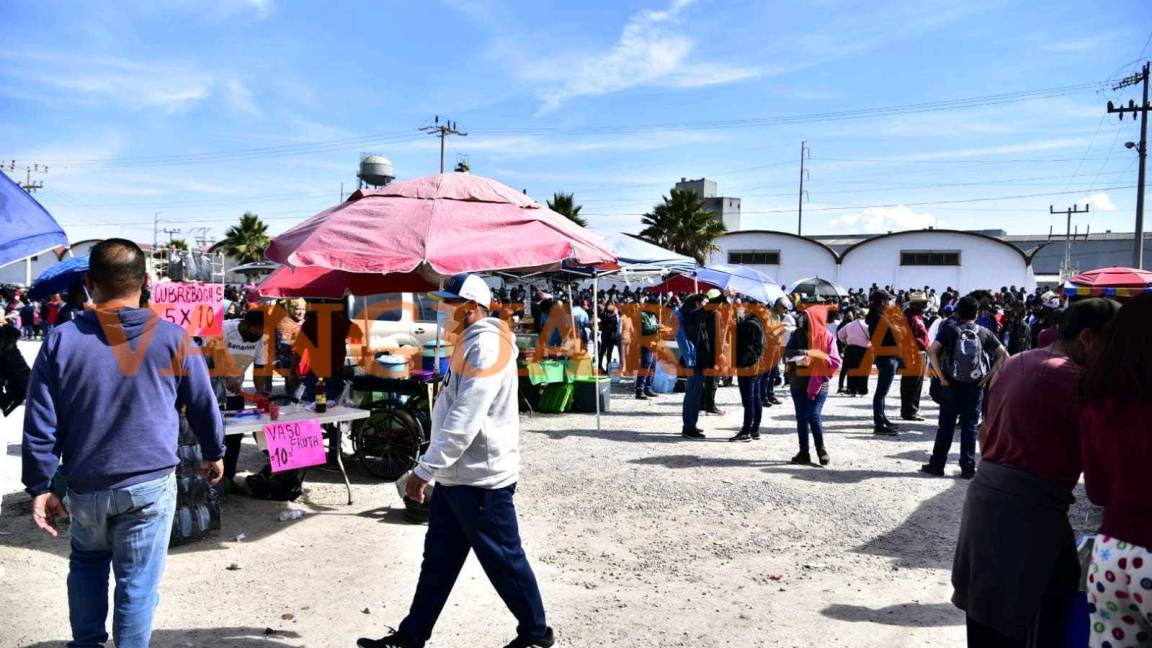$!¡Pásele! Arman vendimia y aglomeración en plena jornada de vacunación de menores en Canacintra Saltillo