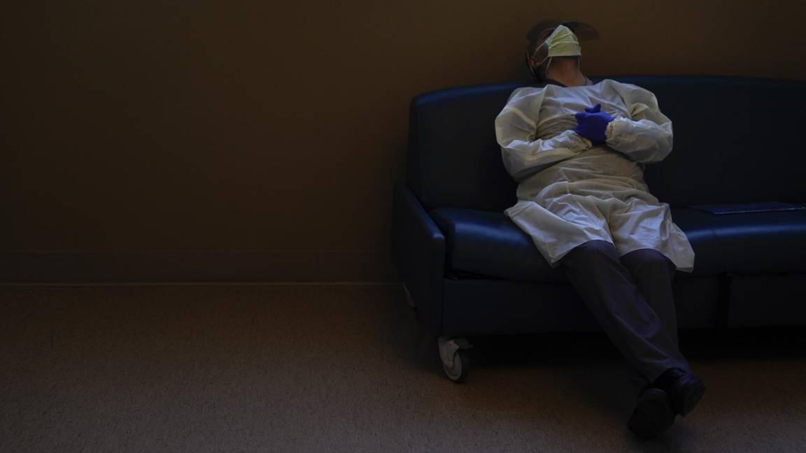 $!El Dr. Mher Onanyan descansa mientras espera una radiografía de un paciente con COVID-19 en el Centro Médico Providence Holy Cross en Los Ángeles.