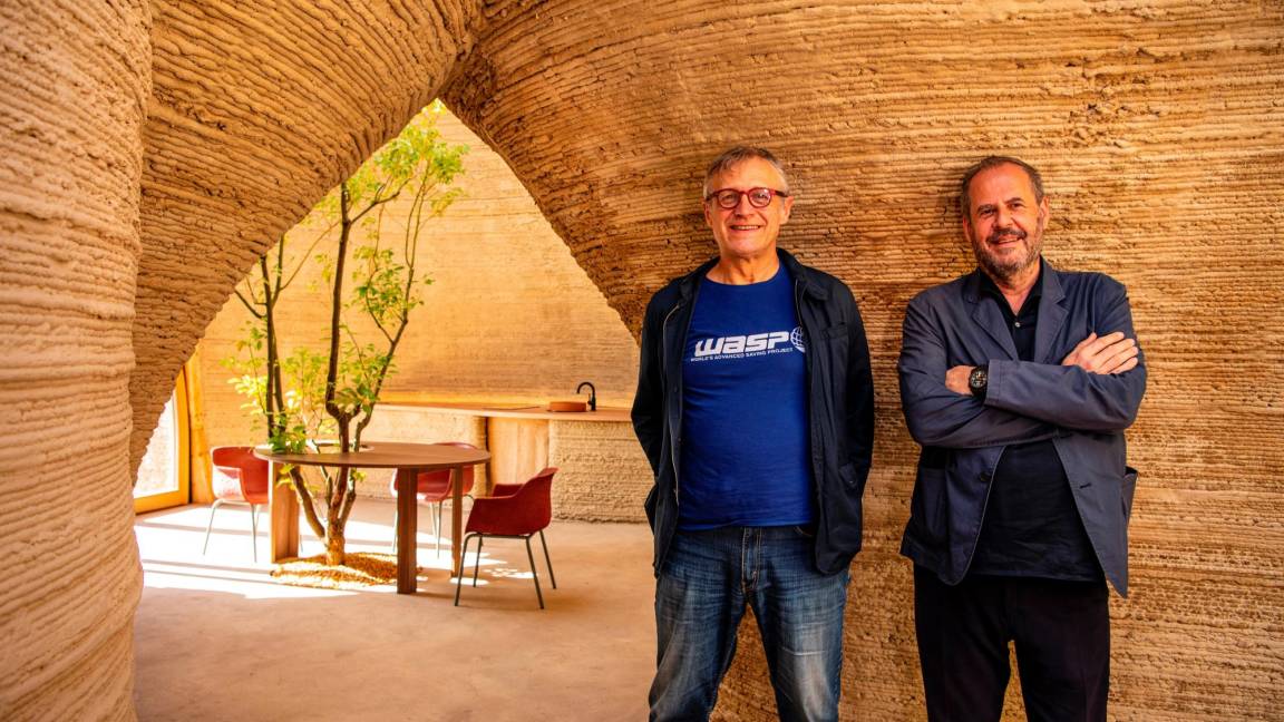 $!Massimo Moretti (izq) y Mario Cucinella (der) dentro casa TECLA impresa en 3D. EFE/Ricardo Segura/MCA/Iago Corazza