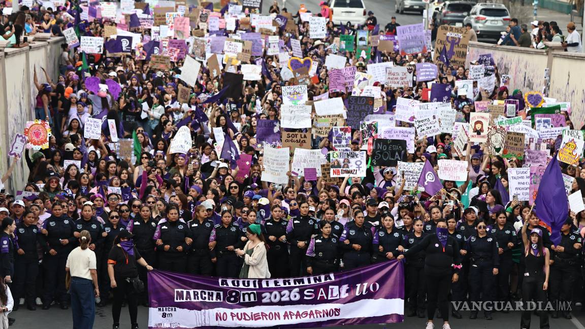 $!Integrantes de la Policía Violenta hicieron punta en la marcha del 8M en Saltillo, lo que provocó opiniones dividas entre las participantes.