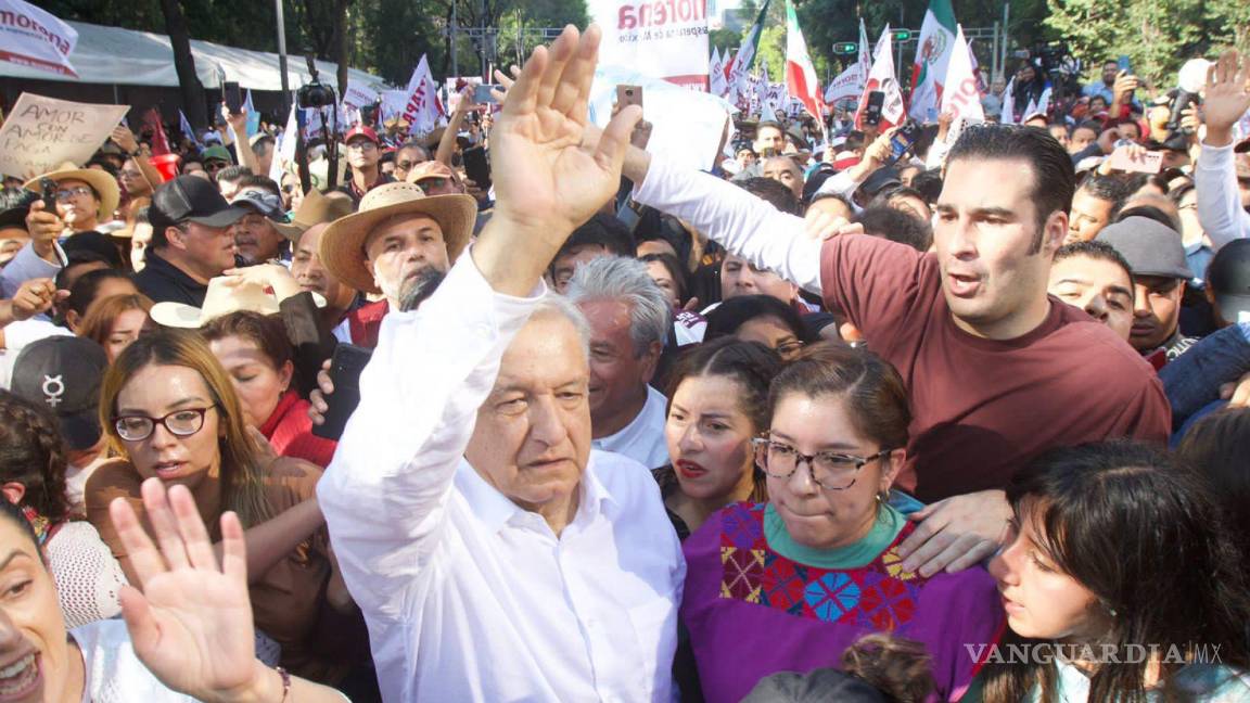 Ante la multitud y empujones, acercan auto de AMLO para llevarlo al Zócalo