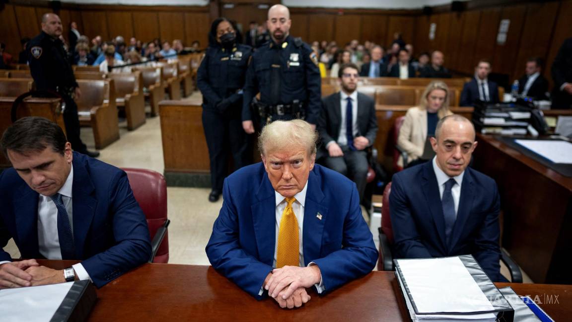 $!El expresidente Donald Trump, centro, en su juicio penal en Manhattan.