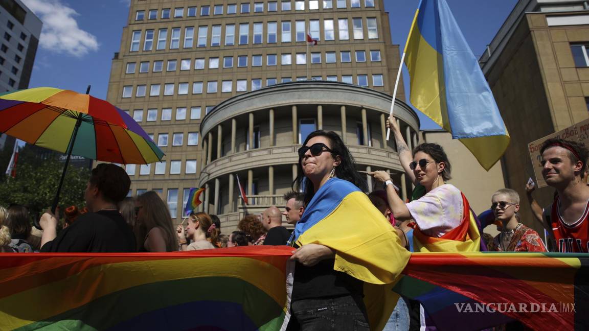 $!La gente participa en la marcha por la libertad del “Orgullo de Varsovia y Kyiv” en Varsovia, Polonia.