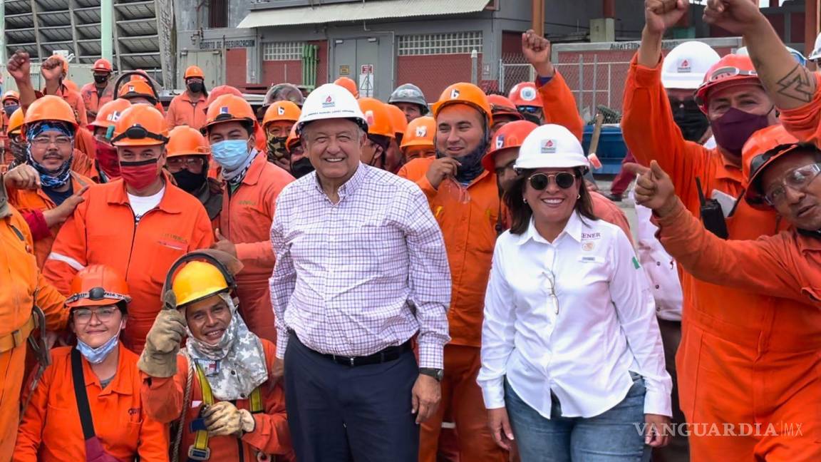$!Andrés Manuel López Obrador y Rocío Nahle durante su recorrido por la refinería de Cadereyta, Nuevo León.