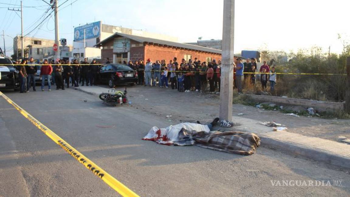 $!El conductor del camión materialista fue detenido de inmediato y trasladado a las celdas.