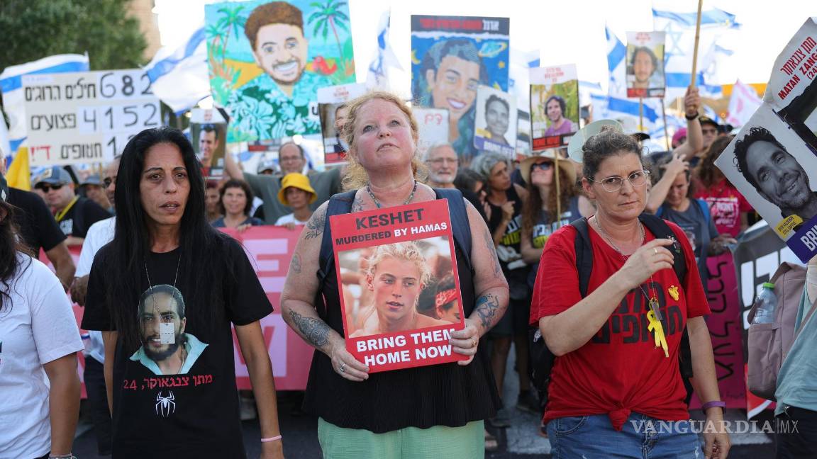 $!Familiares delos rehenes israelíes retenidos por Hamas en Gaza sostienen pancartas durante una marcha de protesta en Jerusalén.