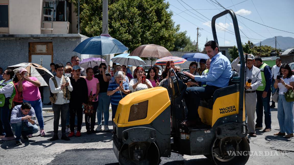 $!Cuadrillas municipales realizan labores de bacheo en colonias como Las Teresitas, Valle de las Flores y Mirasierra, entre muchas otras.
