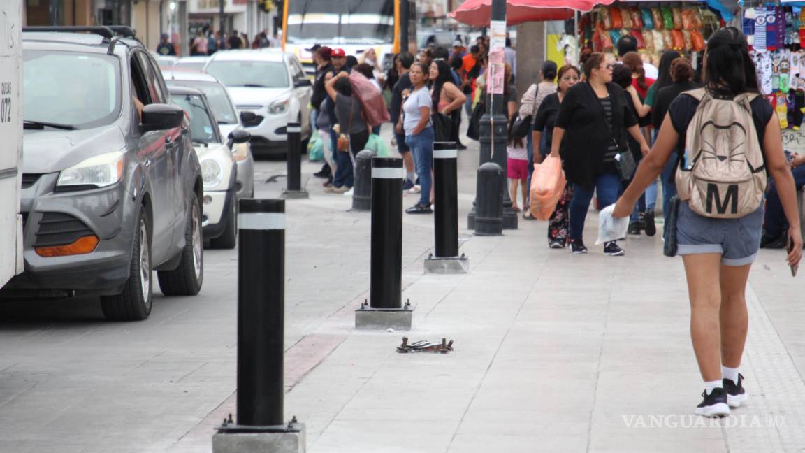 Municipio coloca bolardos en calles del Centro de Saltillo para proteger a peatones y mejorar la movilidad