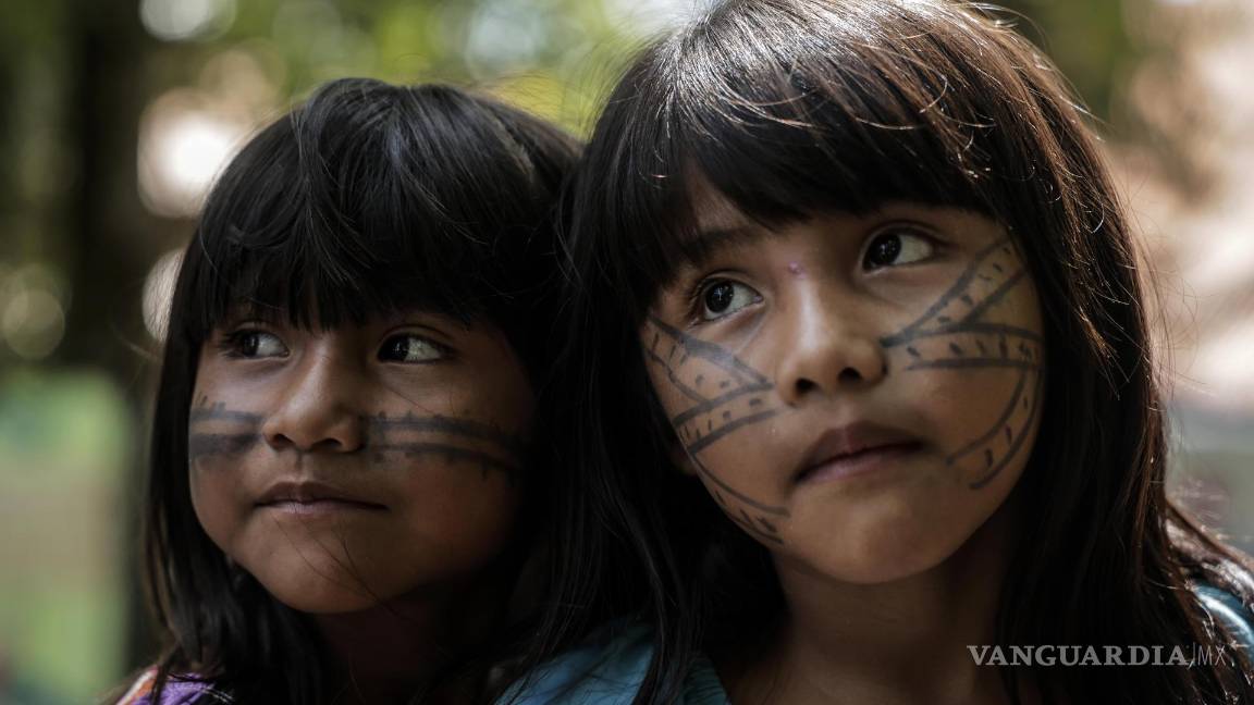 $!Dos niñas indígenas posan en el Parque de Igarapé, donde indígenas se alojan y descansan previo a su participación en la jornada de los Diálogos Amazónicos.