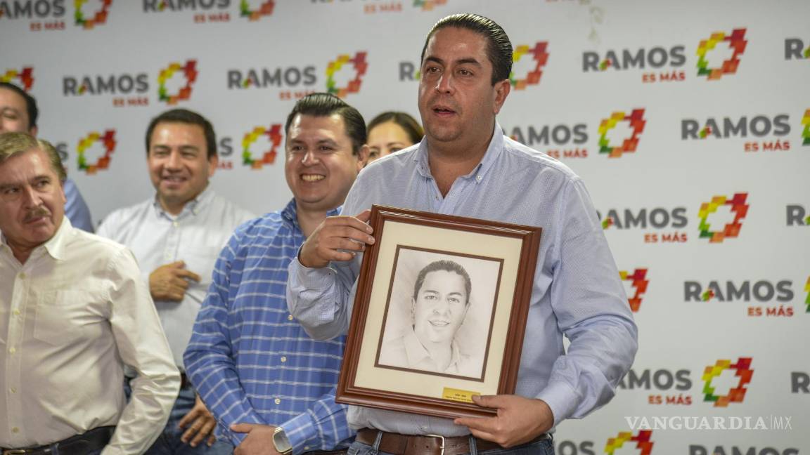 $!José María Morales develó la fotografía que se quedará en la Alcaldía.