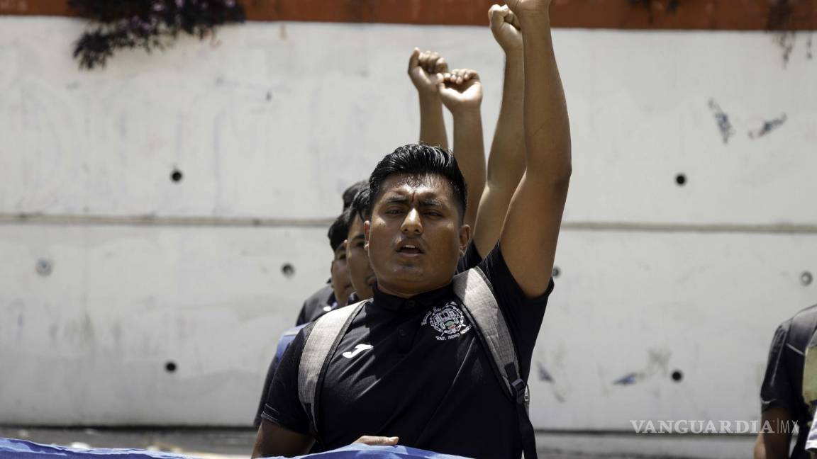 $!Dos visiones chocan sobre el pasado y presente de la Normal Rural Raúl Isidro Burgos en Guerrero, tras 10 años de la desaparición de los 43 estudiantes.