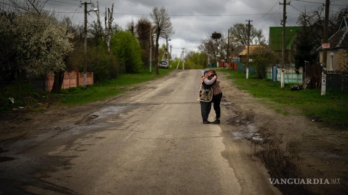 $!Tetyana Boikiv (d) tras un funeral por el esposo de Boikiv, Mykola Moroz. El ejército ruso se llevó a Mykola de su casa y fue encontrado muerto.