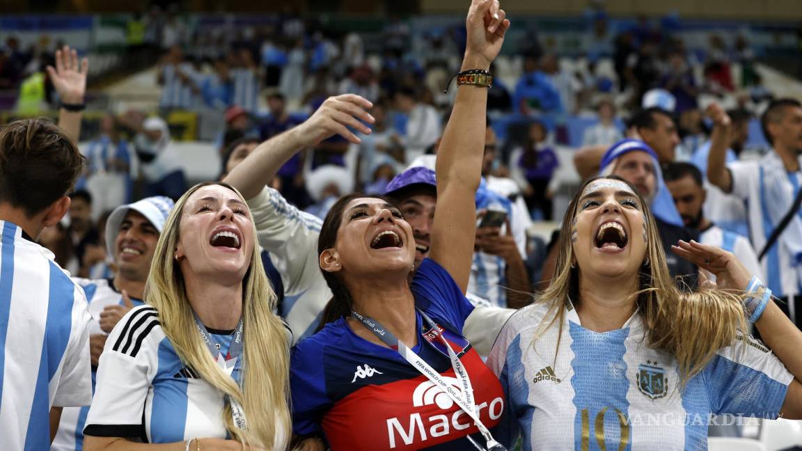 $!Aficionadas argentinas previo al arranque del partido.
