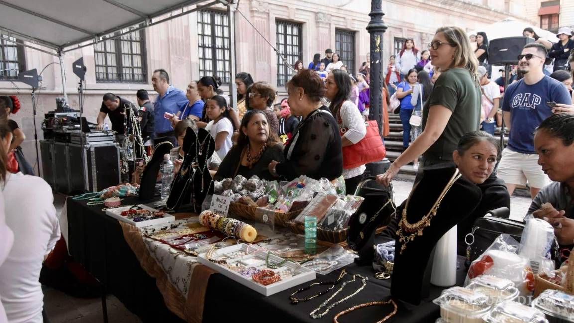 $!Esta Expo Centros Comunitarios subraya el poder transformador de la educación y el esfuerzo comunitario en la creación de oportunidades económicas locales.