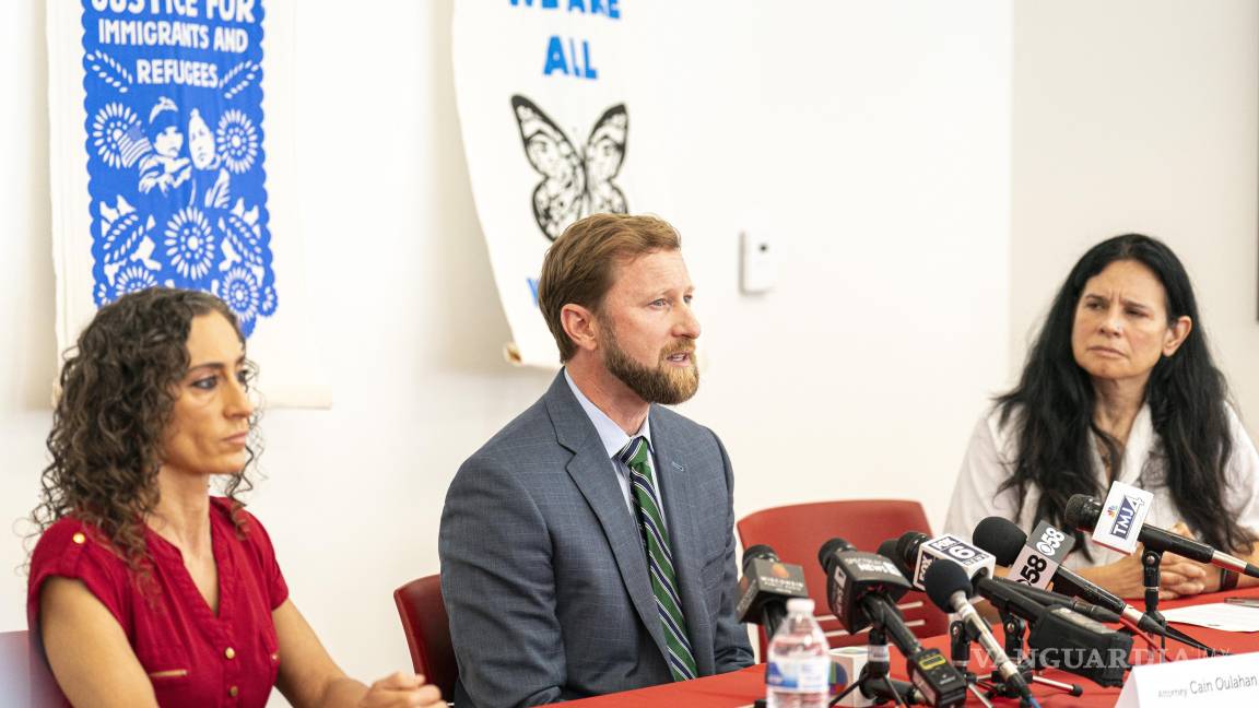 $!Cain Oulahan, el abogado de inmigración de Ramón Morales Reyes, discute la detención de su cliente con la prensa en Milwaukee.
