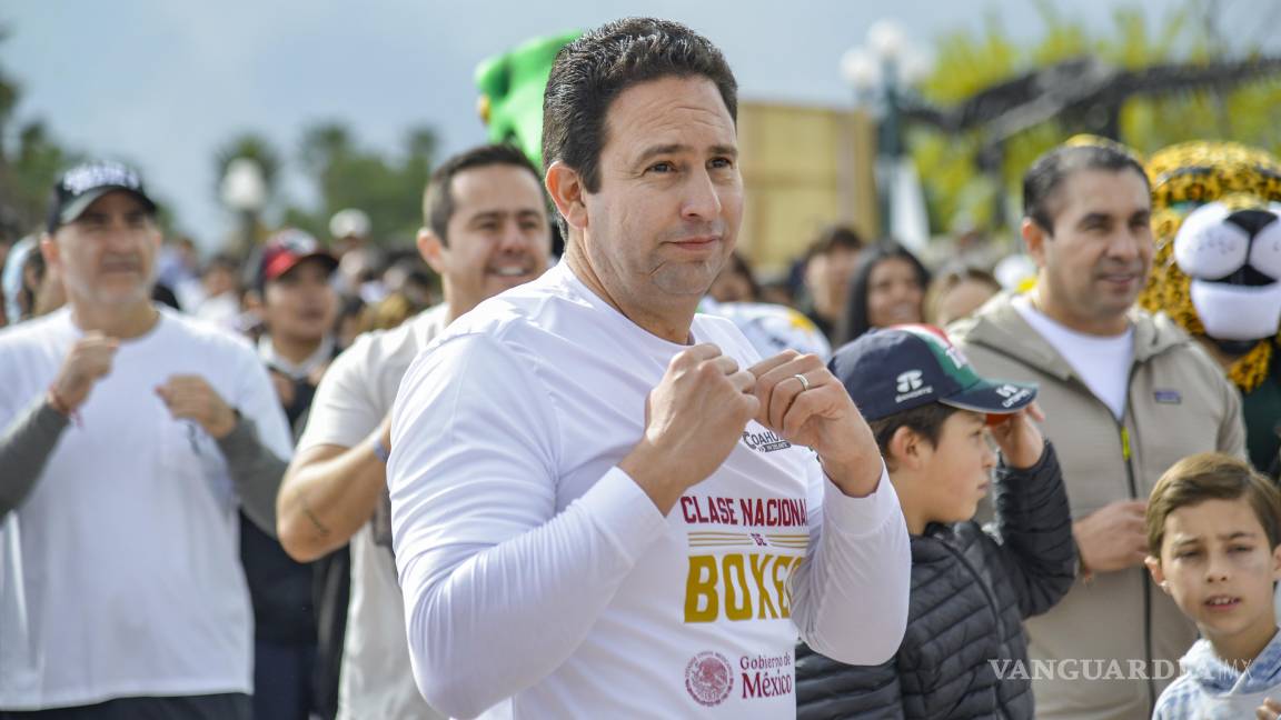 $!El alcalde Javier Díaz destacó la importancia del deporte para fortalecer la disciplina y la cohesión social en Saltillo durante la clase nacional de boxeo.