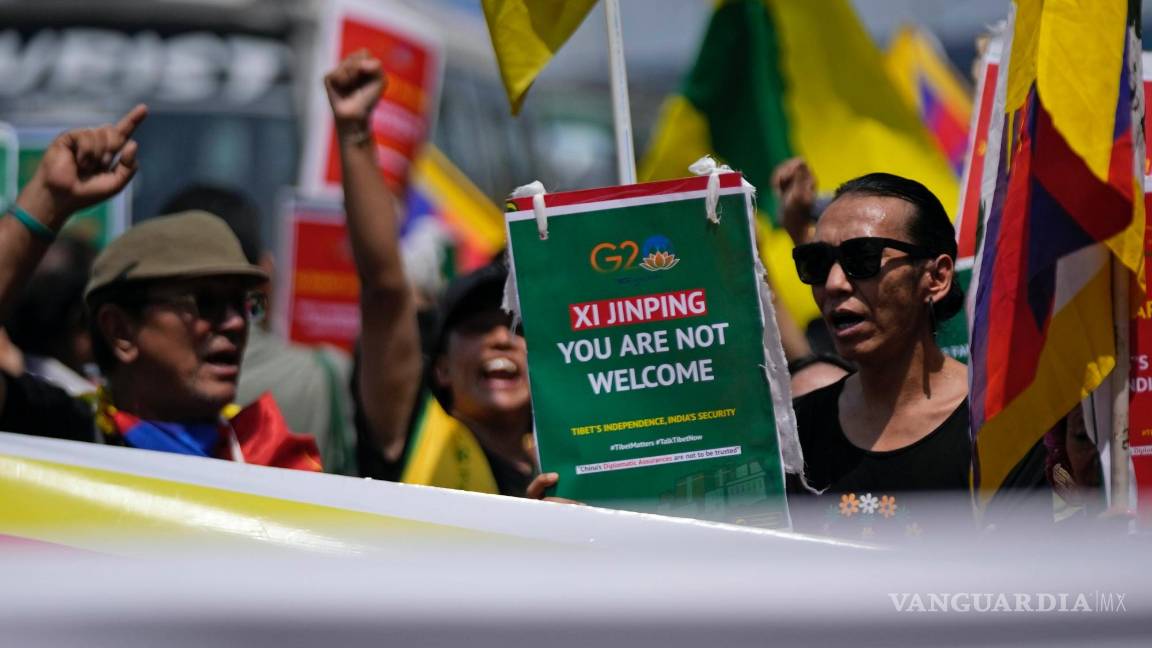 $!Jóvenes activistas tibetanos gritan consignas contra la visita de la delegación china para participar en la Cumbre del G20 en Nueva Delhi, India.