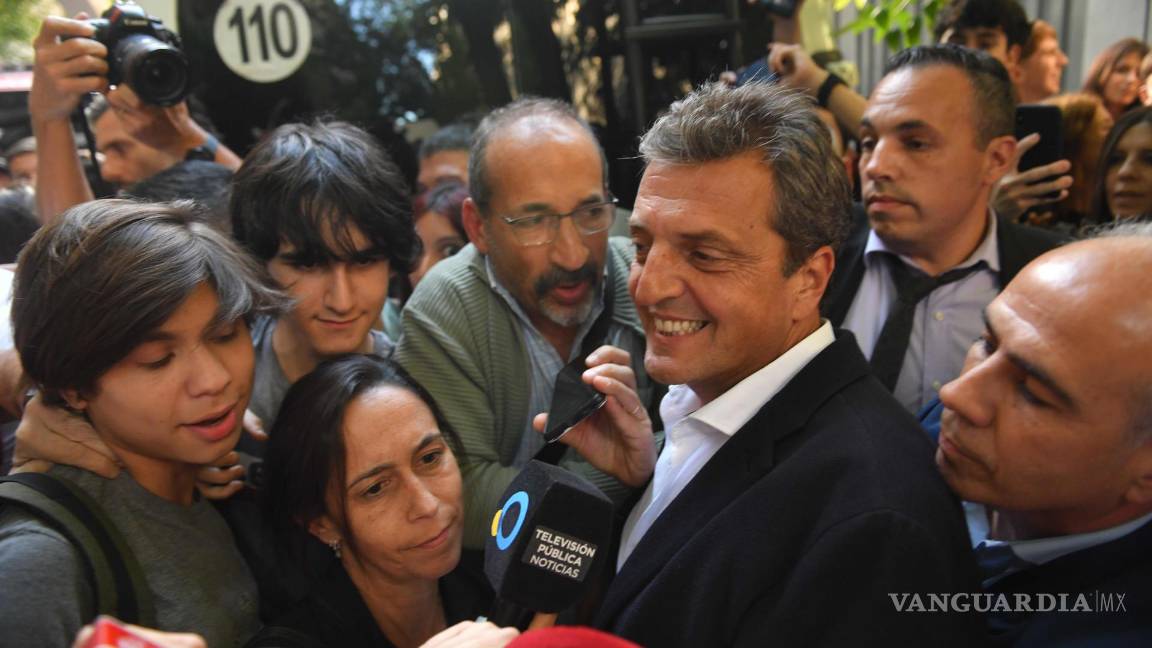 $!El ministro de Economía y candidato presidencial de Unión por la Patria (UxP), Sergio Massa, sale de la Escuela Superior de Comercio Carlos Pellegrini.