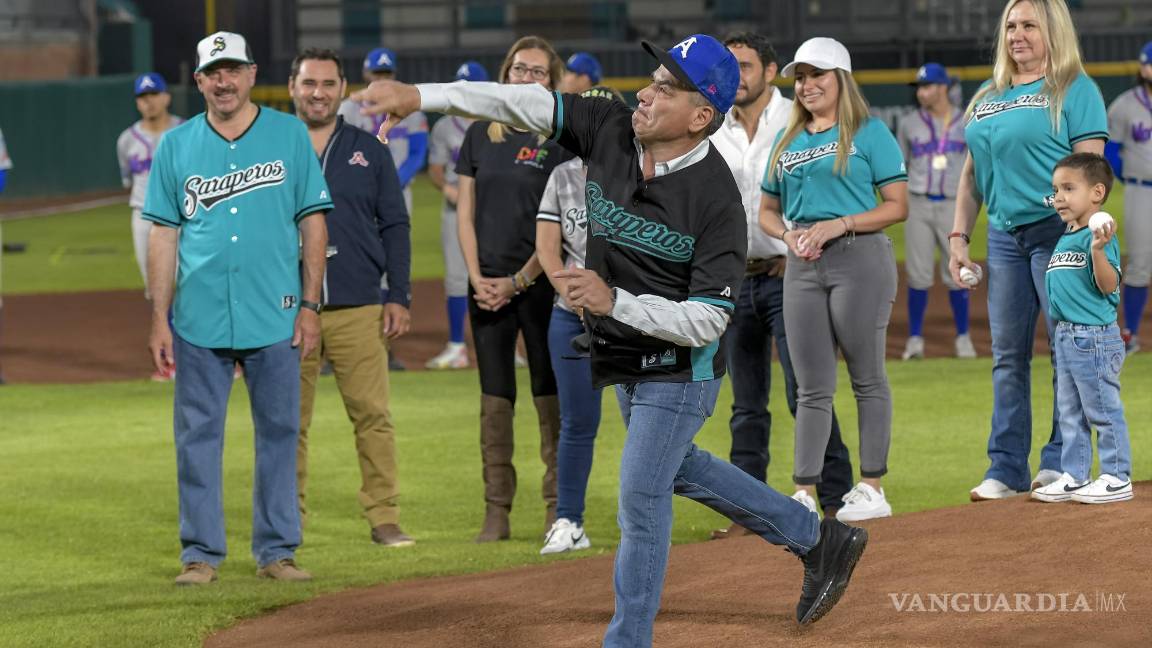 $!El gobernador del estado se encargó de arrojar la pelota que anunciaba el arranque del Partido con Causa.